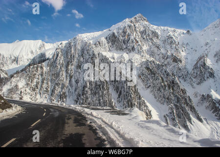 Höhe Road vorbei durch die schneebedeckten Berge des Himalaya an drass. Srinagar-Leh Highway. Rundumleuchte. Br. NHAI Stockfoto