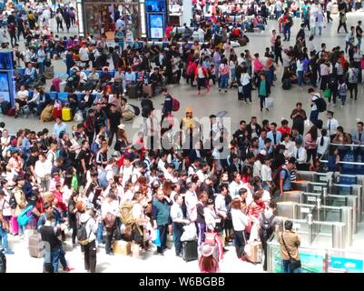 Passagiere warten auf ihre Züge während der Dreitägigen Mai oder Mai Feiertag in der Xi'an Bahnhof Nord in der Stadt Xi'an im Nordwesten Chinas Stockfoto