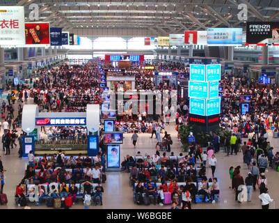 Passagiere warten auf ihre Züge während der Dreitägigen Mai oder Mai Feiertag in der Xi'an Bahnhof Nord in der Stadt Xi'an im Nordwesten Chinas Stockfoto