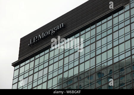 ---- Eine anschlagtafel von J.P. Morgan ist auf dem Dach eines Bürogebäudes in Hongkong, China, 8. Dezember 2010 angezeigt. JPMorgan Chase & Co sagte Stockfoto