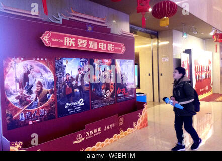 ---- Eine Chinesische filmgoer Spaziergänge Vergangenheit Plakate für Filme im Kino in Shanghai, China, 3. März 2018. China's Box Office hat der Welt la geworden Stockfoto