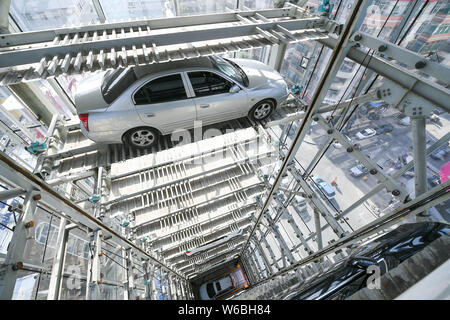 Autos sind in einem 26-stöckigen Parkhaus mit automatisierter Parkplatz System (APS) in Changchun Stadt geparkt, North China Provinz Shanxi, 29. Mai 2018. Ein 26- Stockfoto