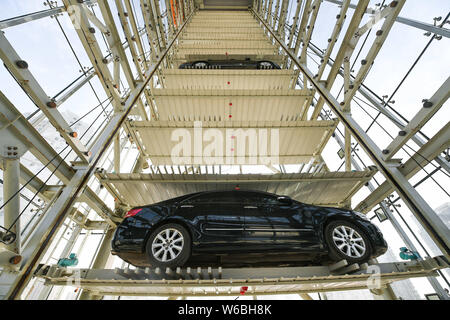 Autos sind in einem 26-stöckigen Parkhaus mit automatisierter Parkplatz System (APS) in Changchun Stadt geparkt, North China Provinz Shanxi, 29. Mai 2018. Ein 26- Stockfoto