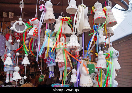 Christbaumschmuck aus Keramik in Form von Glocken und Engel bei der feierlichen Messe Stockfoto