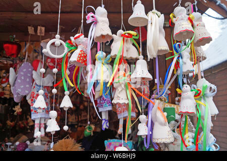 Christbaumschmuck aus Keramik in Form von Glocken und Engel bei der feierlichen Messe Stockfoto