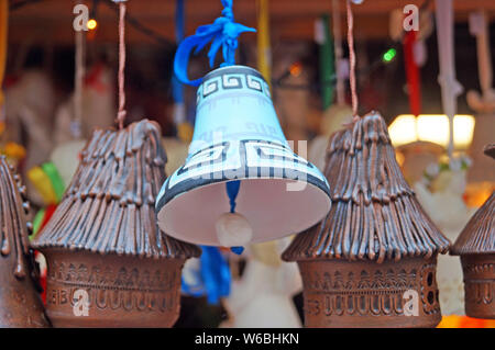 Christbaumschmuck aus Keramik in Form von Glocken und Engel bei der feierlichen Messe Stockfoto