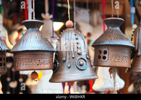 Christbaumschmuck aus Keramik in Form von Glocken und Engel bei der feierlichen Messe Stockfoto