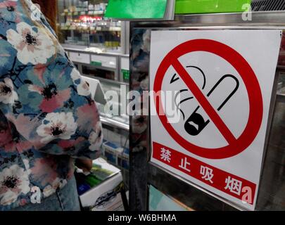 ---- Blick auf ein Rauchverbot Schild in einer Apotheke in Shanghai, China, 11. Mai 2015. Die Rate der lokalen Bewohner im Alter von 15 und mehr von 0 zurück Stockfoto