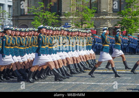 Weibliche russische Soldaten März entlang der Roten Platz während der Tag des Sieges militärische Parade der 73. Jahrestag des Sieges über Nazi-Deutschland zu Mark i Stockfoto