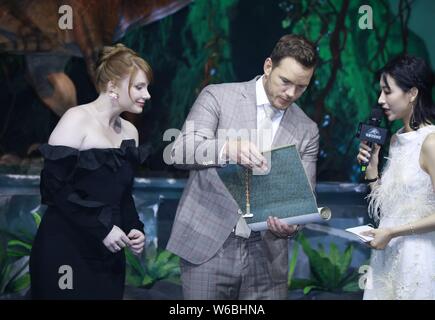 Die amerikanische Schauspielerin Bryce Dallas Howard, Links, und Schauspieler Chris Pratt, Mitte, nehmen an einer Pressekonferenz für neuen Film 'Jurassic Welt: Gefallene Königreich" in Stockfoto