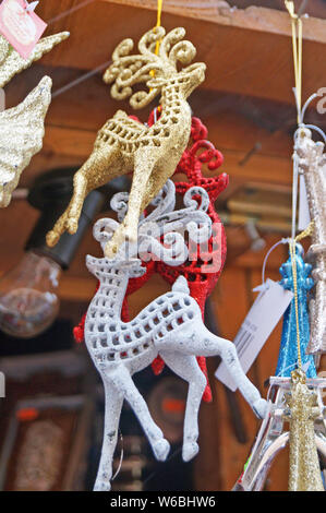 Christbaumschmuck aus Glas, Holz und Stoff in verschiedenen Formen und Farben auf dem Zähler, bei der feierlichen Messe Stockfoto