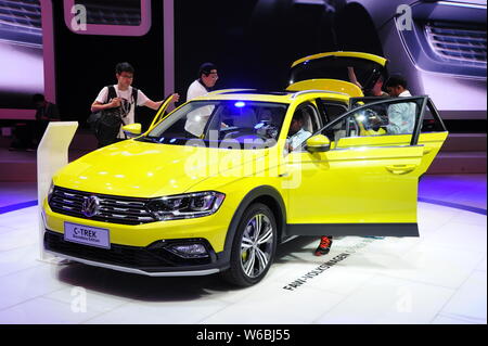 ---- Leute besuchen Sie den Stand von Volkswagen während einer Ausstellung in Shanghai, China, 20. April 2017. Shanghai Dazhong Taxi und Auto Leasing Firma t Stockfoto