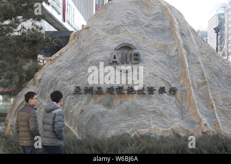 ---- Fußgänger vorbei an den Hauptsitz der Asiatischen Infrastruktur Investitionsbank (AIIB) in Peking, China, 11. Dezember 2017. Die asiatische Inf Stockfoto