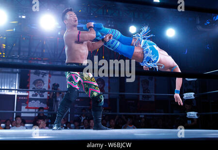 Ausländische Ringer gegeneinander in einer Performance während der Orientalischen Wrestling Entertainment (Schulden) in Dengfeng City, Central China Hena Stockfoto