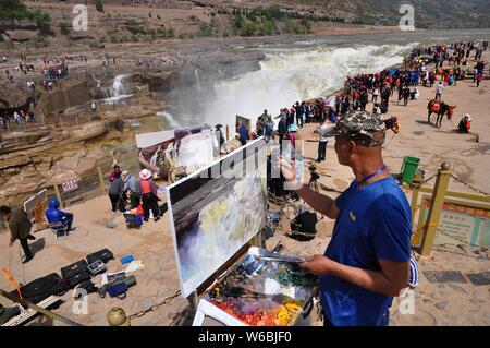 Eine chinesische Künstler malt ein Bild von Hukou Wasserfall entlang des Gelben Flusses in Ji Grafschaft, Stadt Linfen, China im Norden der Provinz Shanxi, 11. Mai 2018. T Stockfoto