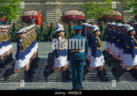 Weibliche russische Soldaten März entlang der Roten Platz während der Tag des Sieges militärische Parade der 73. Jahrestag des Sieges über Nazi-Deutschland zu Mark i Stockfoto