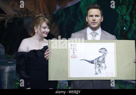 Die amerikanische Schauspielerin Bryce Dallas Howard, Links, und Schauspieler Chris Pratt an einer Pressekonferenz für neuen Film 'Jurassic Welt: Gefallene Königreich" in Shanghai. Stockfoto