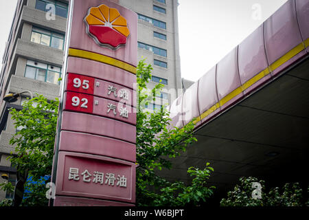 ---- Blick auf eine Tankstelle der CNPC (China National Petroleum Corporation), Muttergesellschaft von PetroChina, in Shanghai, China, 29. April 2018. Chin Stockfoto