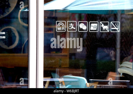 ---- Blick auf eine No Smoking Sign in einem Restaurant in Shanghai, China, 28. Februar 2017. Die Rate der lokalen Bewohner im Alter von 15 und höher declin Stockfoto