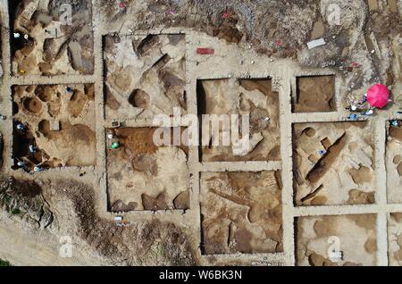 Die chinesischen Arbeiter die Ausgrabungsstätte der Shimen Pagode Ruinen untersuchen zu exhumieren Relikte, die vor allem aus der Shang Dynastie (ca. 1600 v. Chr.-1046 Stockfoto