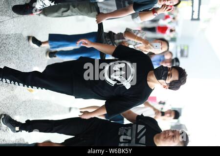 Taiwanesische Sängerin Jay Chou wird dargestellt, an der Shanghai Hongqiao International Airport in Shanghai, China, 23. Mai 2018. Stockfoto