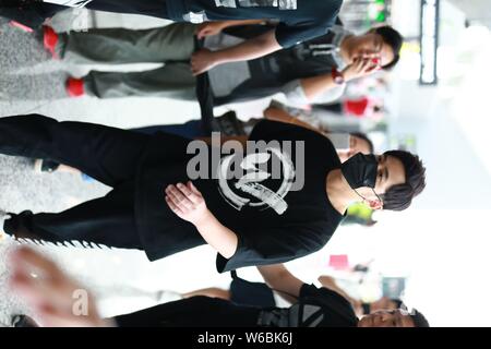 Taiwanesische Sängerin Jay Chou wird dargestellt, an der Shanghai Hongqiao International Airport in Shanghai, China, 23. Mai 2018. Stockfoto