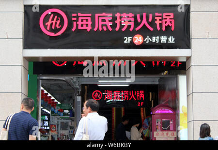 ---- Fußgänger vorbei ein hotpot Restaurant von Hai Di Lao, in Xiamen Stadt im Südosten der chinesischen Provinz Fujian, 21. April 2018. Hai Di Lao war der Stockfoto