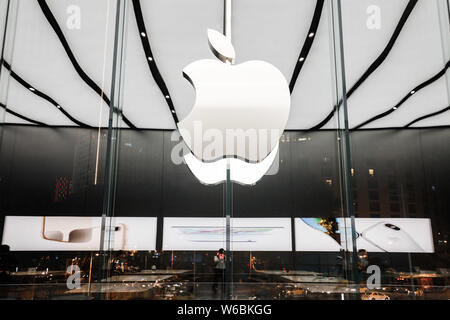 ---- Blick auf einen Apple Store in Nanjing, Provinz Jiangsu im Osten Chinas, 2. Mai 2018. Apple China sagte, es wird nicht die Schuld für Entwickler nehmen Stockfoto