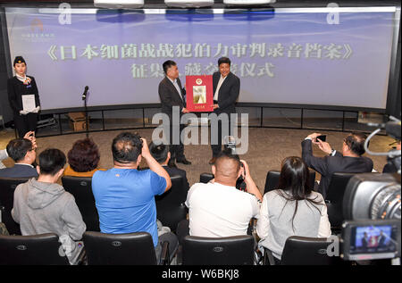 Wang Zhiqiang, Links, Kuratorin am Museum der kaiserliche Palast der Mandschu, besucht die Lieferung Zeremonie für die Aufnahme des Kh Stockfoto