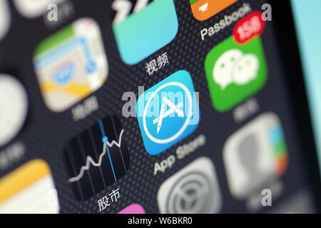 ---- Eine chinesische Mobiltelefon Benutzer zeigt die Symbole von App Store, Links und Messaging App Weixin oder WeChat, Tencent auf seinem iPhone Smartphone i Stockfoto