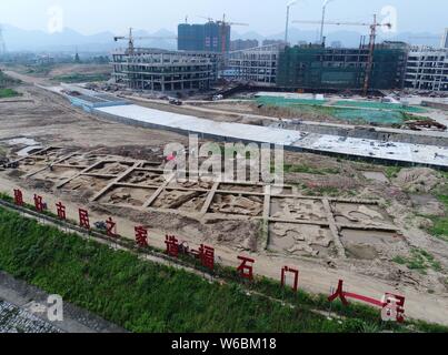 Die chinesischen Arbeiter die Ausgrabungsstätte der Shimen Pagode Ruinen untersuchen zu exhumieren Relikte, die vor allem aus der Shang Dynastie (ca. 1600 v. Chr.-1046 Stockfoto