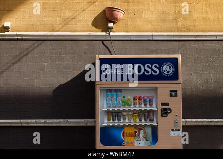 Ein Automaten an einer Wand in Shibuya, Tokio, Japan. Stockfoto