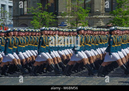 Weibliche russische Soldaten März entlang der Roten Platz während der Tag des Sieges militärische Parade der 73. Jahrestag des Sieges über Nazi-Deutschland zu Mark i Stockfoto