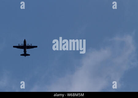 Ein USAF Lockheed C130 Hercules Transportflugzeug von unten gesehen. Kanagawa, Japan Stockfoto