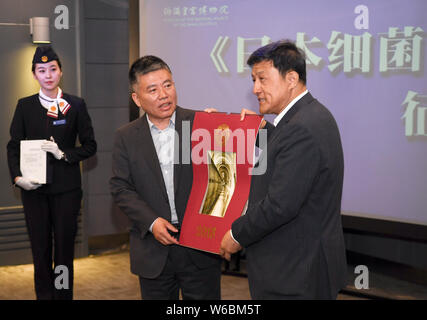 Wang Zhiqiang, Links, Kuratorin am Museum der kaiserliche Palast der Mandschu, besucht die Lieferung Zeremonie für die Aufnahme des Kh Stockfoto