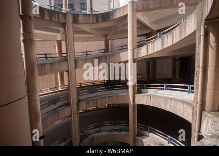 Ein Blick auf die 5-stöckige Wendeltreppe Parkplatz in einem Wohngebiet in Chongqing, China, 6. Mai 2018. Treiber haben mehrere 360-Grad-Drehungen t zu machen Stockfoto