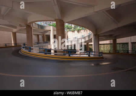 Ein Blick auf die 5-stöckige Wendeltreppe Parkplatz in einem Wohngebiet in Chongqing, China, 6. Mai 2018. Treiber haben mehrere 360-Grad-Drehungen t zu machen Stockfoto