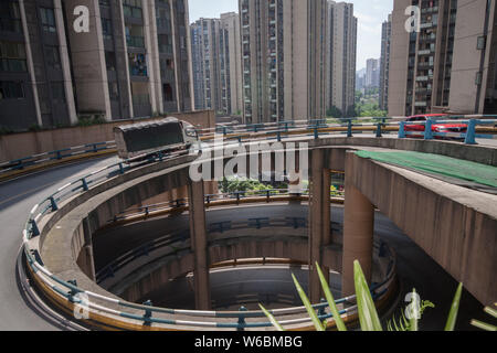 Ein Blick auf die 5-stöckige Wendeltreppe Parkplatz in einem Wohngebiet in Chongqing, China, 6. Mai 2018. Treiber haben mehrere 360-Grad-Drehungen t zu machen Stockfoto