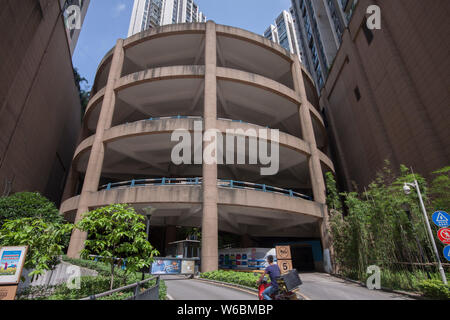 Ein Blick auf die 5-stöckige Wendeltreppe Parkplatz in einem Wohngebiet in Chongqing, China, 6. Mai 2018. Treiber haben mehrere 360-Grad-Drehungen t zu machen Stockfoto