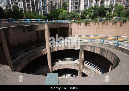 Ein Blick auf die 5-stöckige Wendeltreppe Parkplatz in einem Wohngebiet in Chongqing, China, 6. Mai 2018. Treiber haben mehrere 360-Grad-Drehungen t zu machen Stockfoto