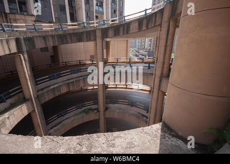 Ein Blick auf die 5-stöckige Wendeltreppe Parkplatz in einem Wohngebiet in Chongqing, China, 6. Mai 2018. Treiber haben mehrere 360-Grad-Drehungen t zu machen Stockfoto