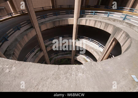 Ein Blick auf die 5-stöckige Wendeltreppe Parkplatz in einem Wohngebiet in Chongqing, China, 6. Mai 2018. Treiber haben mehrere 360-Grad-Drehungen t zu machen Stockfoto