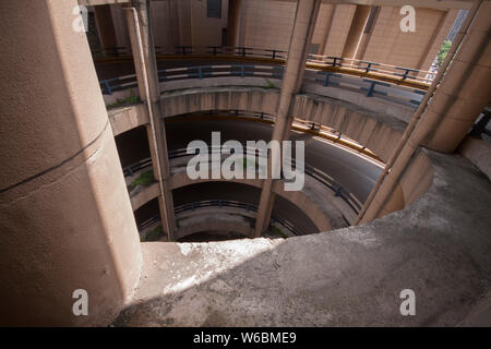 Ein Blick auf die 5-stöckige Wendeltreppe Parkplatz in einem Wohngebiet in Chongqing, China, 6. Mai 2018. Treiber haben mehrere 360-Grad-Drehungen t zu machen Stockfoto