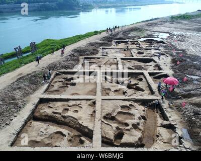 Die chinesischen Arbeiter die Ausgrabungsstätte der Shimen Pagode Ruinen untersuchen zu exhumieren Relikte, die vor allem aus der Shang Dynastie (ca. 1600 v. Chr.-1046 Stockfoto