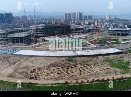 Die chinesischen Arbeiter die Ausgrabungsstätte der Shimen Pagode Ruinen untersuchen zu exhumieren Relikte, die vor allem aus der Shang Dynastie (ca. 1600 v. Chr.-1046 Stockfoto