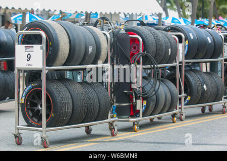 Bang Saen, Thailand - Juli 1, 2017: Reifen Regale für die Teilnehmer am Bang Saen Straßenkurs in Bang Saen, Chonburi, Thailand. Stockfoto