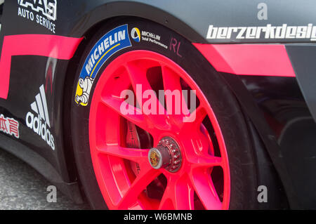 Bang Saen, Thailand - Juli 1, 2017: Rad Detail der Porsche GT3 Cup von Tanart Sathienthirakul aus Thailand vor dem Start bei Bang Saen Street Circus Stockfoto