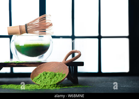 Matcha grüner Tee in eine doppelte Wand Glas Tee Schüssel mit einem Bambusbesen. Shoji Schiebetüren Hintergrund, traditionelle Japanische Zeremonie Stockfoto