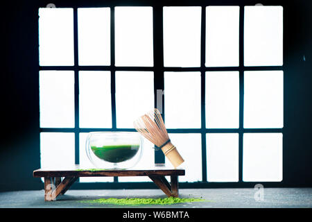 Matcha grüner Tee Kopfzeile mit Shoji Schiebetüren Hintergrund. Traditionelle japanische Zimmer, Vorbereitung für die Teezeremonie Stockfoto