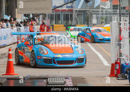 Bang Saen, Thailand - Juli 1, 2017: Der Porsche GT3 Cup von Francis Tjia aus den Niederlanden bei der Porsche Carrera Cup Asien bei Bang Saen Street Circus Stockfoto